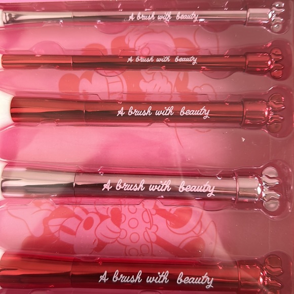 Minnie Mouse Makeup Brushes - Picture 2 of 3